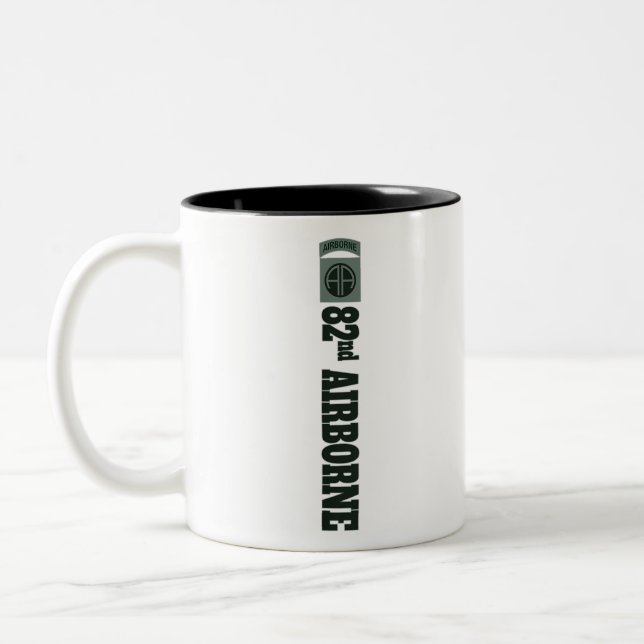 82. Im Flugzeug Im Flugzeug Zweifarbige Tasse (Links)