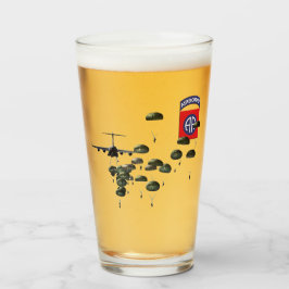 82. Im Flugzeug Jumping Paratroopers Glas