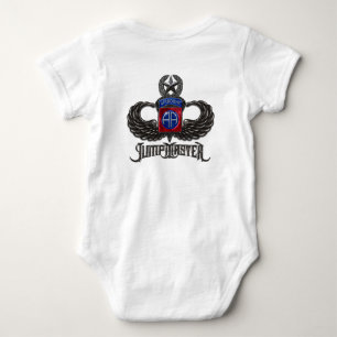 82. Im Flugzeug Jumpmaster Baby Strampler