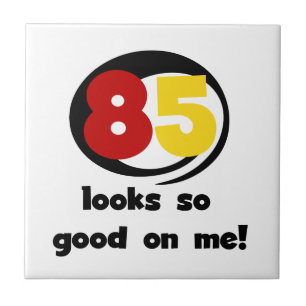 85 sieht so gut aus wie mir Tshirts und Geschenke Fliese
