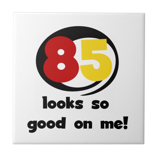 85 sieht so gut aus wie mir Tshirts und Geschenke Fliese (Vorderseite)
