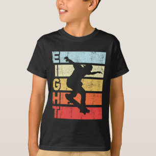 8-jähriger Skater beim Skateboardfahren auf seiner T-Shirt