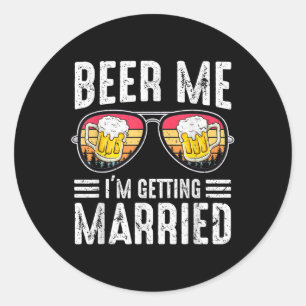 8gmr Retro Beer Me Im Get Married Bachelorette Runder Aufkleber