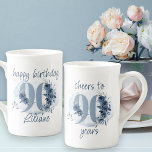 90. Geburtstag auf 90 Jahre Blumennummer Prozellantasse<br><div class="desc">90. Geburtstagsfeier, mit vollständig bearbeitbaren Formulierungen, um nach Ihren Wünschen zu personalisieren, wie zum Beispiel "Happy Geburtday [Name]" und/oder "Juers to 90 years". Das Design der Nr. 90 ist mit Rose, Blüten der Blume und Blättern in den Farben Küstenblau und Sand dekoriert. Feines feminines und elegantes Design mit floralen Wasserfarben,...</div>