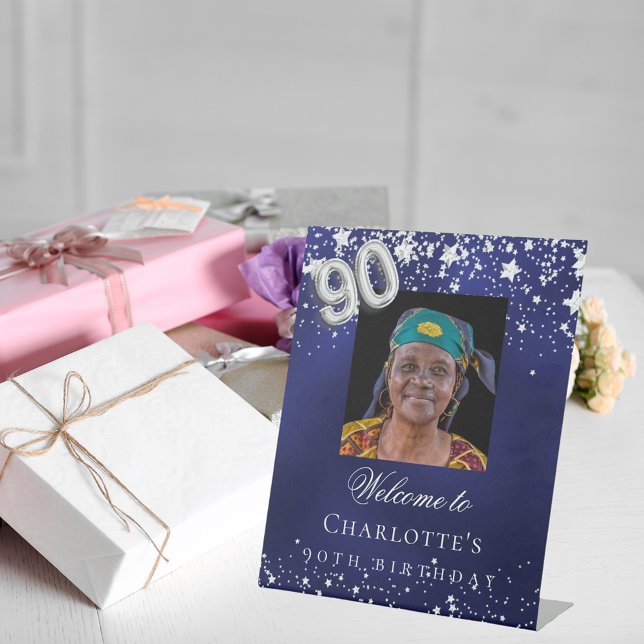 90. Geburtstag blaue Silberstars Foto willkommen Sockelschild (Von Creator hochgeladen)