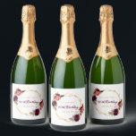 90. Geburtstag bordeauxfarbenes Gold, weiß geometr<br><div class="desc">Ein eleganter weißer Hintergrund mit einem geometrischen Rahmen aus Imitaten. Die Einrichtung ist mit dunklen lila und bordeauxfarbenen Blume,  Rose und Boho-Federn geschmückt.  Vorlagen für einen Namen und ein Datum. Geburtsdatum oder Party,  goldene Buchstaben.  Mit dem Text: 90. Geburtstag geschrieben mit einem bordeauxroten handgeschriebenen Stil Skript.</div>