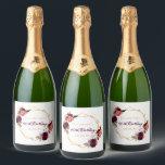 90. Geburtstag bordeauxfarbenes Gold, weiß geometr<br><div class="desc">Ein eleganter weißer Hintergrund mit einem geometrischen Rahmen aus Imitaten. Die Einrichtung ist mit dunklen lila und bordeauxfarbenen Blume,  Rose und Boho-Federn geschmückt.  Vorlagen für einen Namen und ein Datum. Geburtsdatum oder Party,  goldene Buchstaben.  Mit dem Text: 90. Geburtstag geschrieben mit einem bordeauxroten handgeschriebenen Stil Skript.</div>