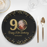 90. Geburtstag Foto Eleganter Black Gold Glitzer Pappteller<br><div class="desc">Feiern Sie stilvoll mit diesen lustigen und festlichen 90. Geburtstag Custom Paper Teller mit einem Imitat Gold Konfetti Glitzer Design, die Nummer 90 und Ihr Lieblings-Geburtstag Foto. Trendy, elegant und klassisch - die perfekte Touch, um diesen Geburtstag zu einem besonderen Erlebnis zu machen. Stellen Sie sicher, dass Sie unsere koordinierenden...</div>