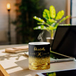 90. Geburtstag Goldbug schwarz Name Alter Kaffeetasse<br><div class="desc">Elegant, klassisch, glamourös und feminin. Ein goldfarbenes Band und Bogen mit goldenem Glitzer und Funkeln, ein bisschen Bling und alltäglicher Luxus. Schwarzer Hintergrund Das perfekte Geschenk für einen 90. Geburtstag! Vorlagen für einen Namen, Alter 90 und Geburtsdatum und das Jahrestag. Goldene Buchstaben. Der Name ist mit einem modernen handgeschriebenen Stilskript...</div>