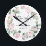 90. Geburtstag Rosa Rose Bläserblume Eukalyptus Wr Runde Wanduhr<br><div class="desc">Ein Geschenk oder Sake für einen 90. Geburtstag. Rosa Rosen sind in grünen Eukalyptus-Blätter eingebettet. Der Name ist in wunderschöner Kalligrafie mit 100. Geburtstag und Datum unten geschrieben.</div>