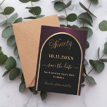 90. Geburtstag schwarzer bordeauxroter Goldbogen Save The Date<br><div class="desc">Eine Save the Date Karte für eine 90. Geburtstagsfeier. Schwarz und Bordeaux,  mit einem goldenen Imitat geschmückt. Personalisieren und fügen Sie ein Datum und Ihren Namen. Der Text: Neunzig und Save the Date ist mit einem großen trendigen handgeschriebenen Stil geschrieben.</div>