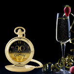 90. Geburtstag schwarzer goldener Bogen Name elega Taschenuhr<br><div class="desc">Elegant, klassisch, glamourös und feminin. Ein Imitat mit goldfarbenem Bogen und Band mit goldenem Glitzer und Funkeln, ein bisschen Bling und Luxus für ein Geburtstagsgeschenk oder Sake. Schwarzer Hintergrund. Vorlagen für ihren Namen und das Alter von 90 Jahren. Der Name ist mit einem modernen handgeschriebenen Stilskript geschrieben. Goldene Zahlen von...</div>