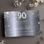 90. Geburtstag silberne Glitzer Glam Save the Date<br><div class="desc">Eine elegante Save the Date-Karte für eine 90. Geburtstagsfeier. Moderne Imitat silber metallisch aussehend,  mit Imitaten Glitzer Staub verziert. Personalisieren und fügen Sie Datum und Name/Alter hinzu. Der Text: Save the Date ist mit einem großen angesagten,  handgeschriebenen Stilskript geschrieben. Nummer 90 mit einem Schriftart im Ballonstil.</div>