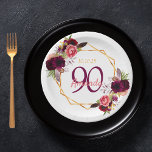 90. Geburtstagsfeier Weißgold Geo Blumenburgund Pappteller<br><div class="desc">Ein Teller für eine 90. Geburtstagsfeier. Ein eleganter weißer Hintergrund mit einem geometrischen Rahmen in Imitaten. Die Einrichtung besteht aus dunklen, lila und bordeauxfarbenen Blume, Rose und Boho-Federn. Vorlagen für einen Namen, 90 Jahre und ein Datum. Geburtsdatum oder Geburtsdatum des Party. Der Name wird mit handgeschriebenem Stilskript, rosa Buchstaben, lila...</div>
