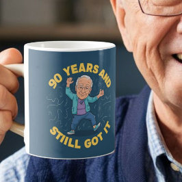 90 Jahre und immer noch got Kaffeetasse