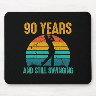 90 Jahre und immer noch schwingende Funny Golf 90. Mousepad
