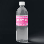 90er Throwback Birthday Funny<br><div class="desc">Ein lustiges Geschenk für die Gäste,  diese Wasserflaschen-Etiketten enthalten ein helles rosa Retro-Design der 90er Jahre und lesen Sie "Vertrauen Sie mir,  jetzt,  da wir alt sind,  brauchen Sie das".</div>
