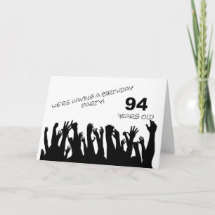 94ème invitation à la fête avec une foule qui appl