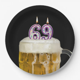 96. Geburtstagsbier auf schwarzer Papierplatte Pappteller
