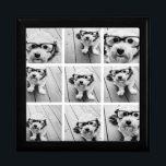 9 Square Foto Collage - Schwarz und Weiß Schmuckschachtel<br><div class="desc">Schwarz-Weiß-Design - Verwenden Sie Ihre Fotos ohne Rahmen auf diesem! Fügen Sie Ihre Lieblingsfotos und Schnappschüsse zu diesem Streifen für einen lustigen Speicherbewahrer hinzu. Ein künstlerischer Weg,  um Ihre besten Foto-Sharing-Bilder anzuzeigen.</div>