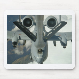A-10, das durch KC-135 wieder getankt wird Mousepad