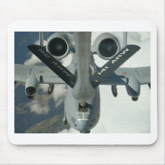 A-10, das durch KC-135 wieder getankt wird Mousepad