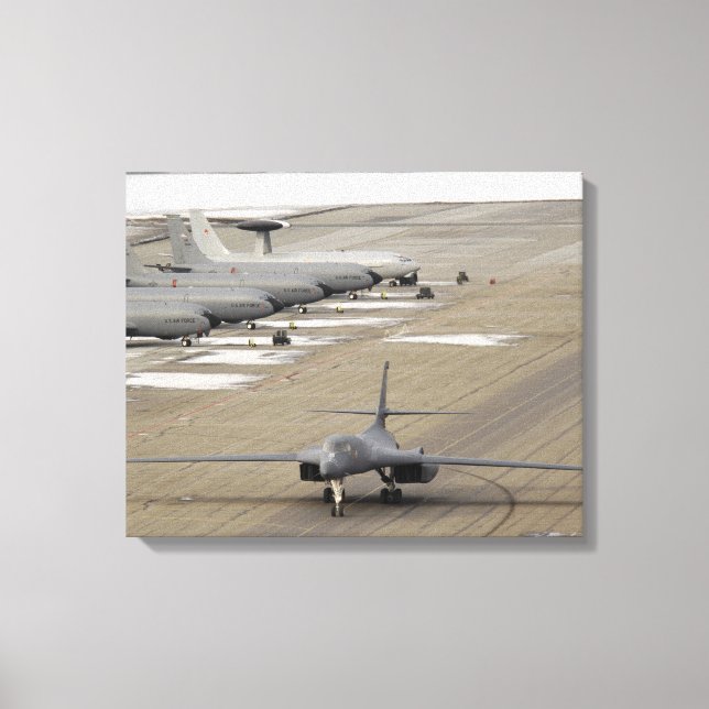 A B-1B Lancer kommt in der Einsatzbasis der Eielso Leinwanddruck (Vorderseite)
