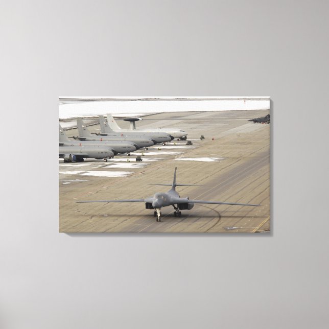 A B-1B Lancer kommt in der Einsatzbasis der Eielso Leinwanddruck (Vorderseite)