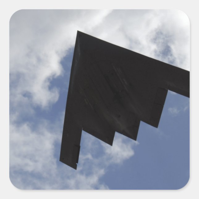 A B-2-Geist im Flug Quadratischer Aufkleber (Vorderseite)