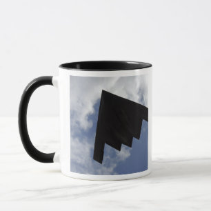 A B-2-Geist im Flug Tasse