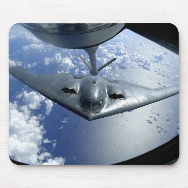 A B-2 Spirit bewegt sich zum Betanken in Position Mousepad (Vorne)