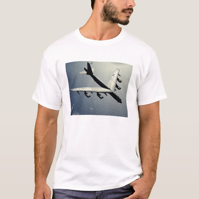 A B-52 Stratofestung im Flug T-Shirt (Vorderseite)