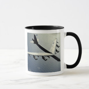 A B-52 Stratofestung im Flug Tasse