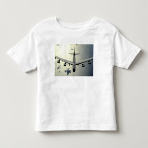 A B-52 Stratofestung in Flug 2 Kleinkind T-shirt