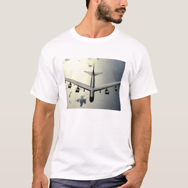 A B-52 Stratofestung in Flug 2 T-Shirt (Vorderseite)