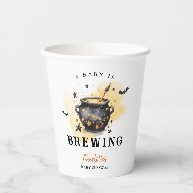 A Baby is Brewing Halloween Cauldron Baby Shower Pappbecher (Vorderseite)