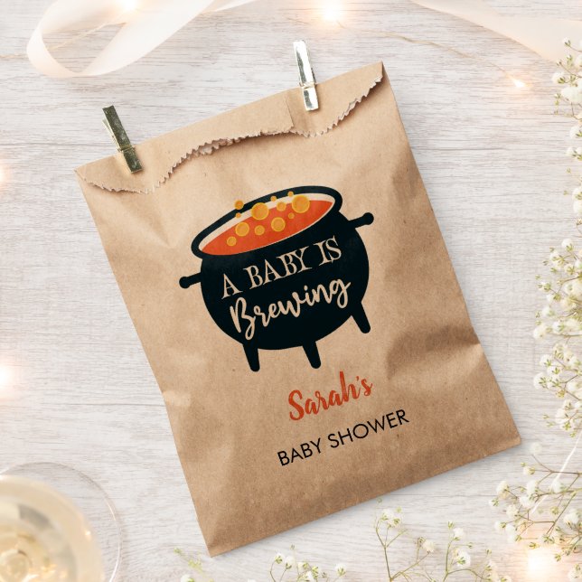 A Baby Is Brewing Halloween Witch Baby Shower Geschenktütchen (Ausgeschnitten)