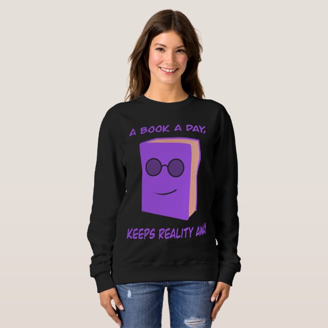 A Book a Day Keeps Reality Away – Cozy Book Lover  Sweatshirt (Vorne ganz)