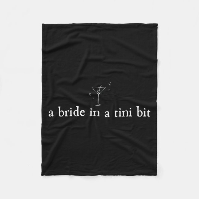 A Bride in a Tiny bit Martini Bride Bachelorette Fleecedecke (Vorderseite)