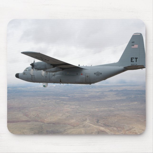 A C-130 Herkules steigt durch den Himmel Mousepad (Vorne)
