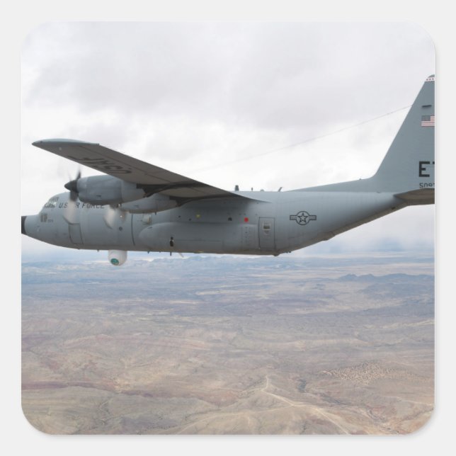 A C-130 Herkules steigt durch den Himmel Quadratischer Aufkleber (Vorderseite)