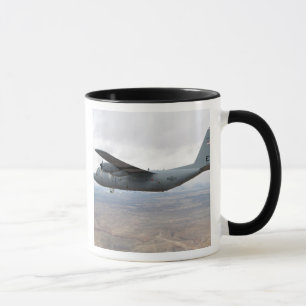 A C-130 Herkules steigt durch den Himmel Tasse