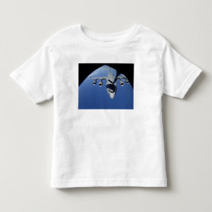 A C-17 Globemaster III erhält Kraftstoff 2 Kleinkind T-shirt