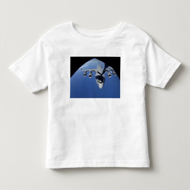A C-17 Globemaster III erhält Kraftstoff 2 Kleinkind T-shirt (Vorderseite)