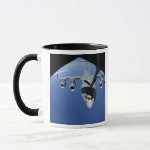 A C-17 Globemaster III erhält Kraftstoff 2 Tasse