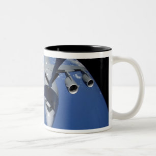 A C-17 Globemaster III erhält Kraftstoff 2 Zweifarbige Tasse