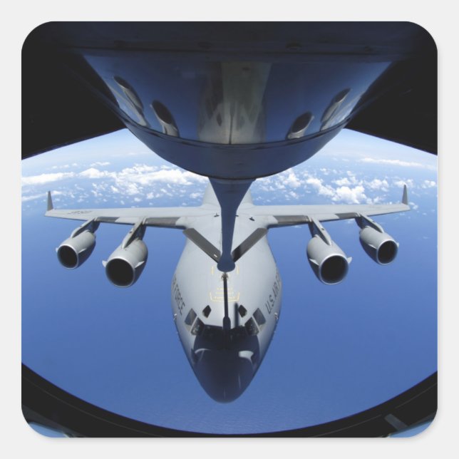 A C-17 Globemaster III erhält Kraftstoff Quadratischer Aufkleber (Vorderseite)