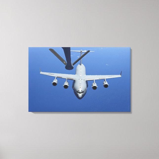 A C-17 Globemaster III nähert sich dem Boom Leinwanddruck (Vorderseite)
