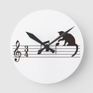 A Cat Toying with Notes Runde Wanduhr