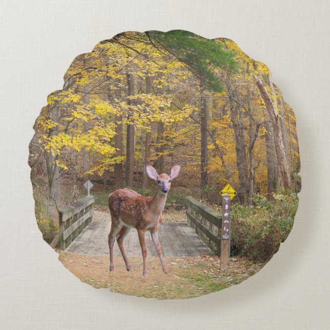 A deer in the park rundes kissen (Vorderseite)